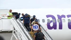 Llega vuelo humanitario con 50 dominicanos y 12 venezolanos