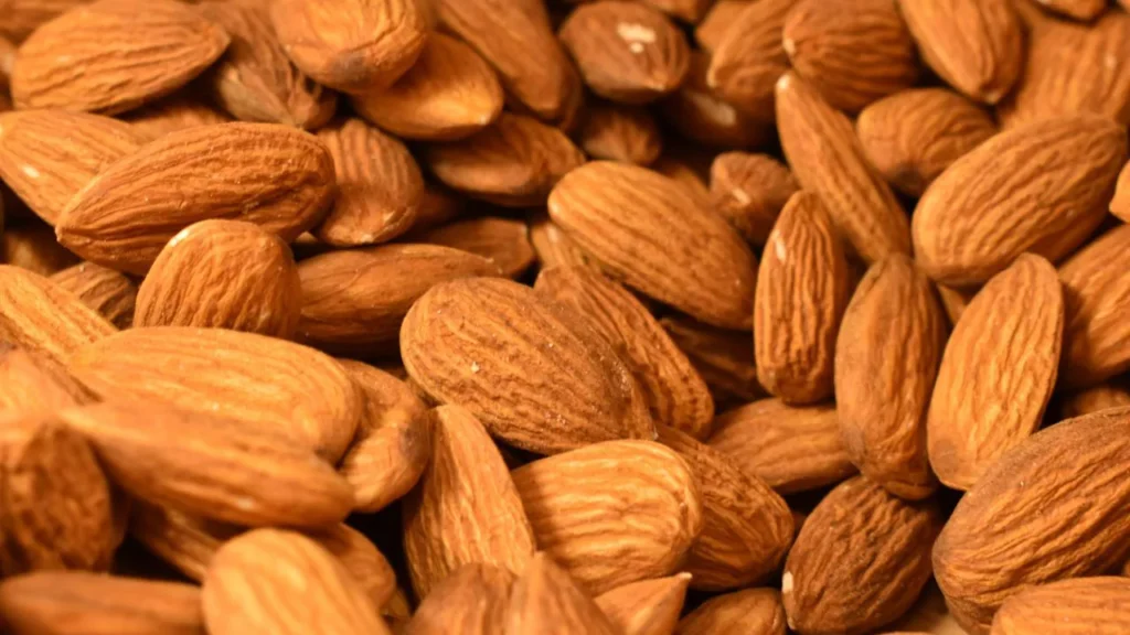 Almendras Cinco alimentos que aportan más proteínas que el huevo, según expertos