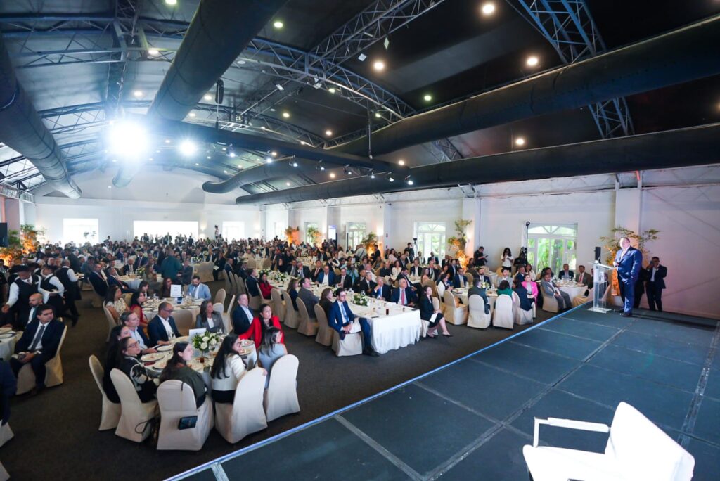Magín Díaz: La economía de RD responde positivamente pese a incertidumbre 5 Almuerzo organizado por Amchamdr Magín Díaz: La economía de RD responde positivamente pese a incertidumbre