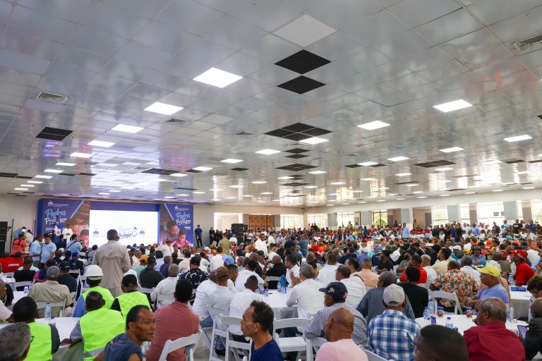 Asistentes al acto 1 Abinader exhorta a los padres dominicanos proteger familias