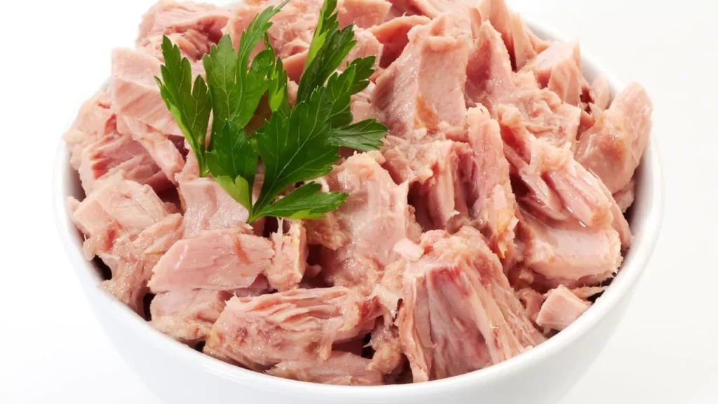 Atun al natural Cinco alimentos que aportan más proteínas que el huevo, según expertos