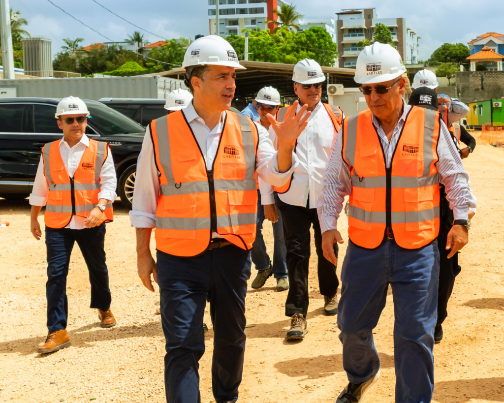 Banco Popular constata avances de City Center en Santo Domingo Este 3 Christopher Paniagua y Rachid Maalouf Banco Popular constata avances de City Center en Santo Domingo Este