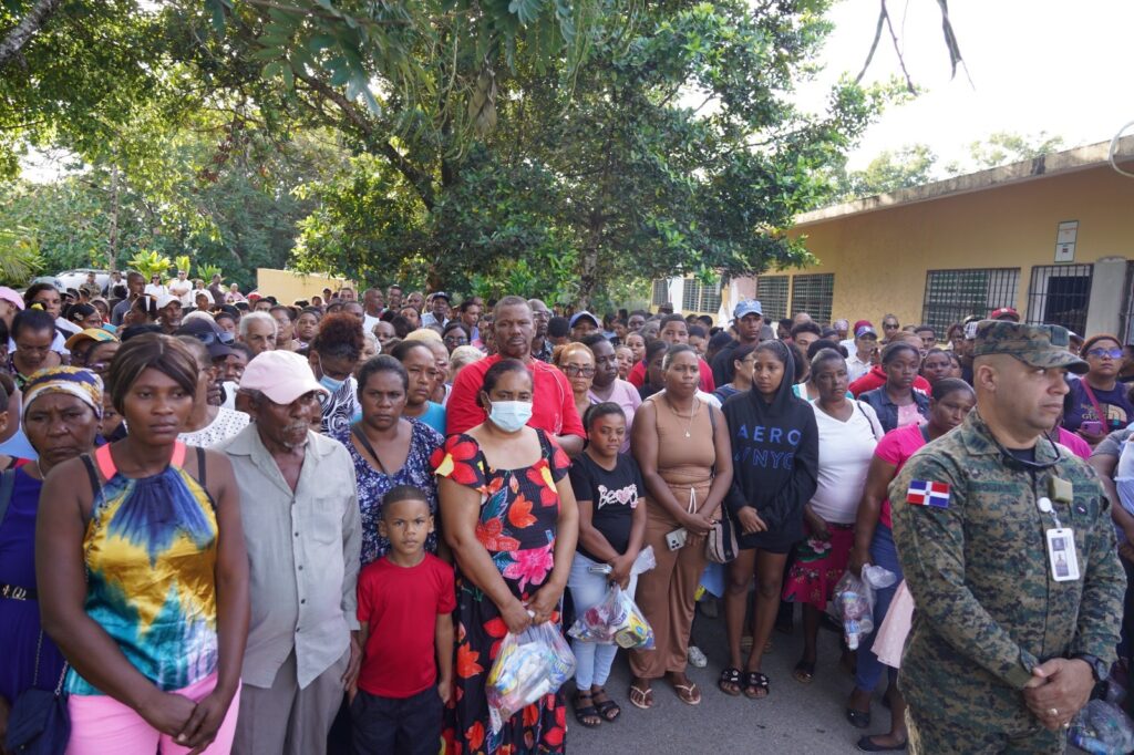 Ciudadanos asistentes a jornada de salud en Sabana de la Mar Mide lleva jornada de salud a 2,500 personas en Sabana de la Mar, Hato Mayor