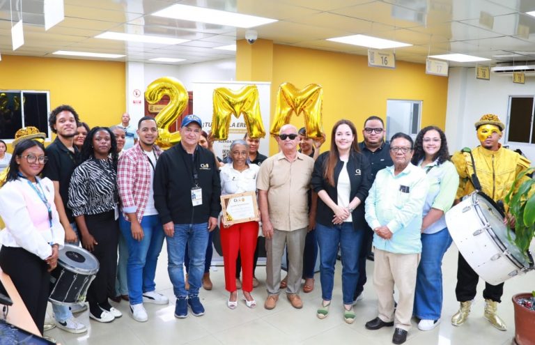 Directivos de la JCE mientras entregaban la cedula ´1 JCE supera 2 millones de cédulas renovadas en solamente 90 días