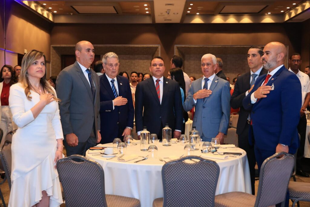 Julio Landrón presenta balance de sus primeros seis meses al frente del SNS 3 Julio Landron junto a personalidades Julio Landrón presenta balance de sus primeros seis meses al frente del SNS