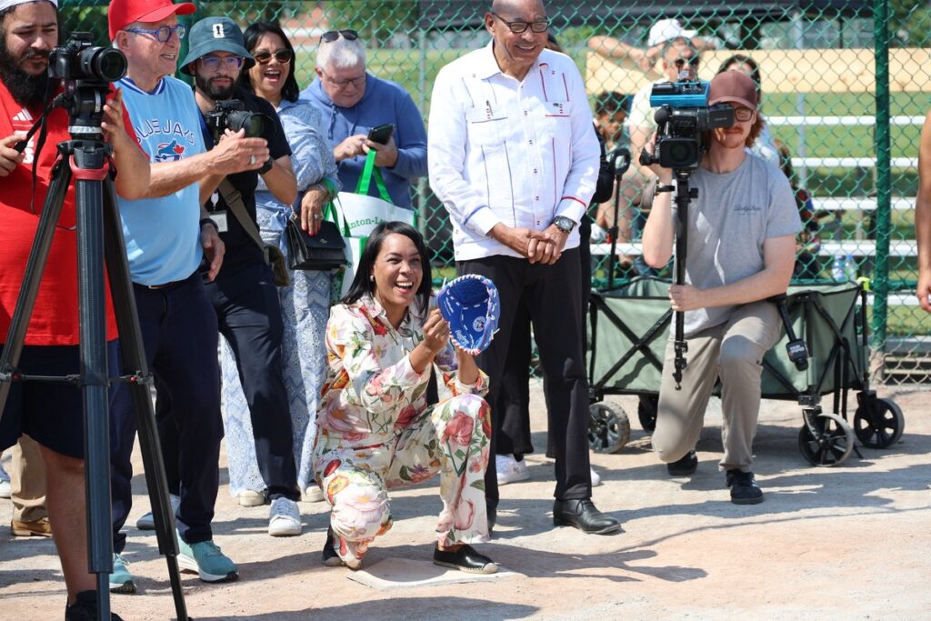 Toronto inaugura el Diamante de Béisbol «Santo Domingo» como símbolo de amistad entre la RD y Canadá 5 Kenia Bido 1 1 Toronto inaugura el Diamante de Béisbol «Santo Domingo» como símbolo de amistad entre la RD y Canadá