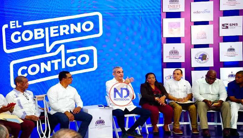 Presidente Abinader prioriza soluciones al agua potable durante encuentro comunitario en Samaná
