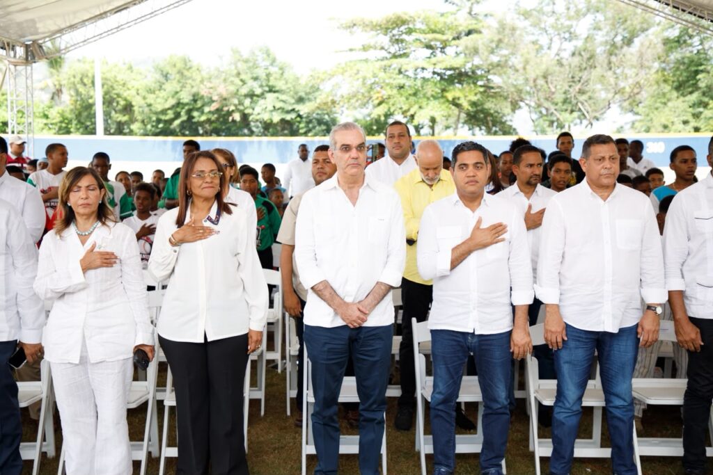 LUIS ABINADER Kevin cruz y otros 1 Presidente Luis Abinader y ministro Kelvin Cruz entregan remozado estadio de béisbol en Samaná