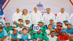 Presidente Luis Abinader y ministro Kelvin Cruz entregan remozado estadio de béisbol en Samaná