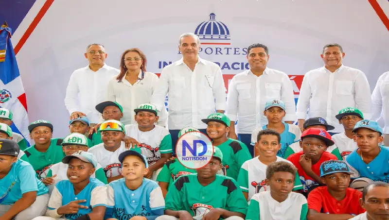 Presidente Luis Abinader y ministro Kelvin Cruz entregan remozado estadio de béisbol en Samaná