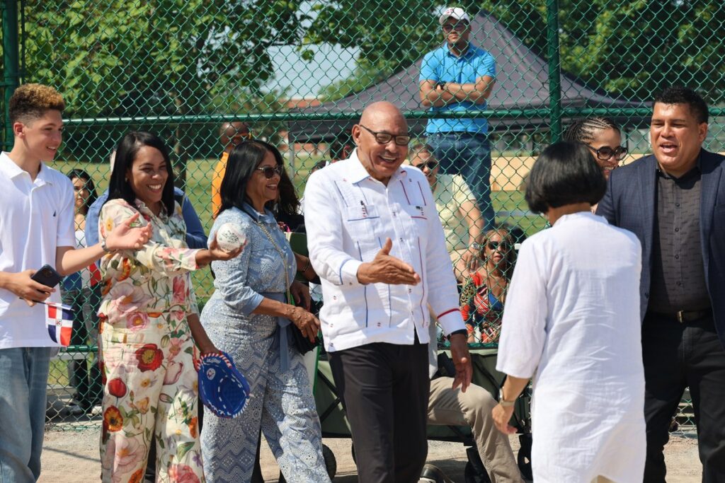 Toronto inaugura el Diamante de Béisbol «Santo Domingo» como símbolo de amistad entre la RD y Canadá 7 Lucilo A. Santos y Olivia Chow Toronto inaugura el Diamante de Béisbol «Santo Domingo» como símbolo de amistad entre la RD y Canadá