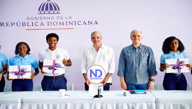Abinader escucha inquietudes estudiantes de Samaná y anuncia acciones para fortalecer educación
