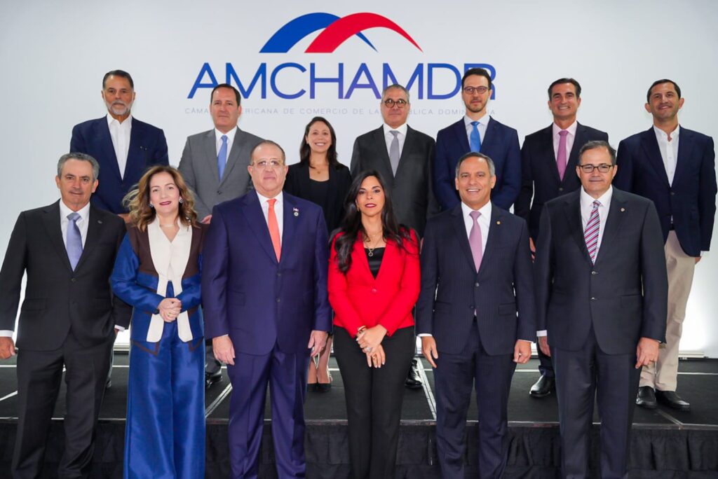 Magín Díaz: La economía de RD responde positivamente pese a incertidumbre 3 Magin Diaz junto a personalidades Magín Díaz: La economía de RD responde positivamente pese a incertidumbre