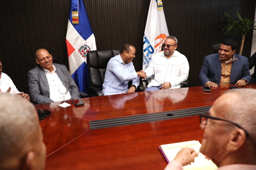 Transportistas respaldan al Intrant y ratifican no habrá aumento del pasaje 3 Milton Morrison Y Grupo G 12 Transportistas respaldan al Intrant y ratifican no habrá aumento del pasaje