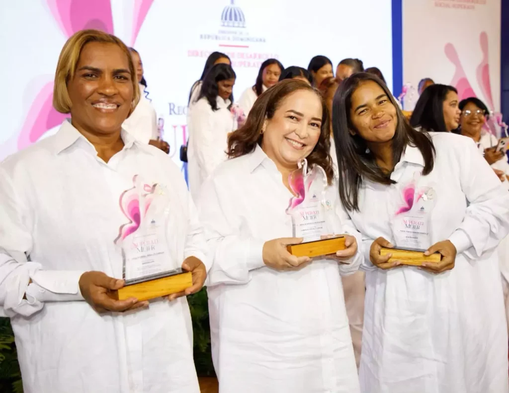 Mujeres SUPERE Abinader reconoce a 35 mujeres SUPEREmprendedoras y anuncia capacitación para otras 1,500