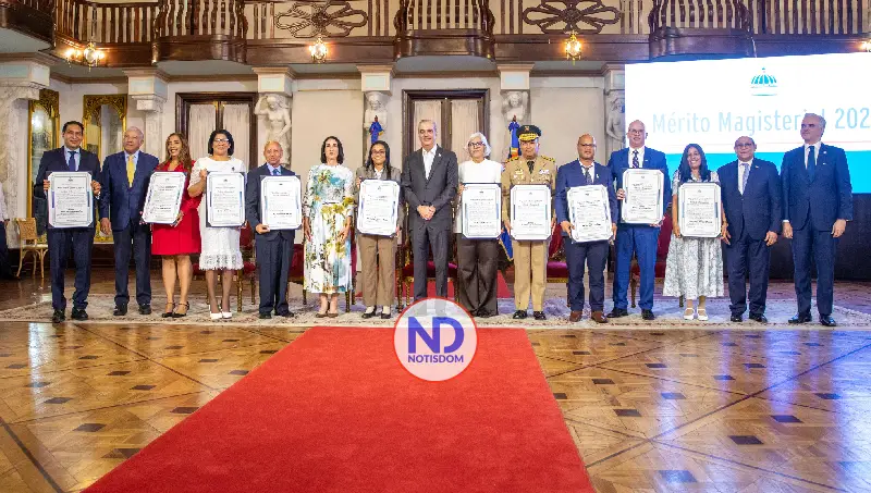 NOTISDOM FOTOS PF2026 2026 07 08T190942.079 Abinader reconoce a maestros ejemplares con la Medalla al Mérito Magisterial 2026 [Video]