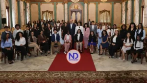 Abinader recibe a 30 jóvenes dominicanos destacados por su excelencia académica en el extranjero [Video]