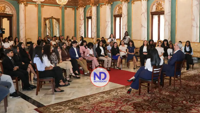 NOTISDOM FOTOS PF2026 2026 07 21T193229.042 Abinader recibe a 30 jóvenes dominicanos destacados por su excelencia académica en el extranjero [Video]