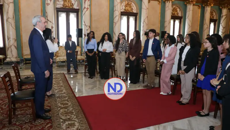 NOTISDOM FOTOS PF2026 2026 07 21T193257.993 Abinader recibe a 30 jóvenes dominicanos destacados por su excelencia académica en el extranjero [Video]