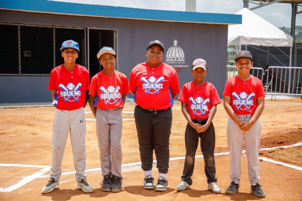 Ninos peloteros en el estadio de beisbol en Samana Presidente Luis Abinader y ministro Kelvin Cruz entregan remozado estadio de béisbol en Samaná