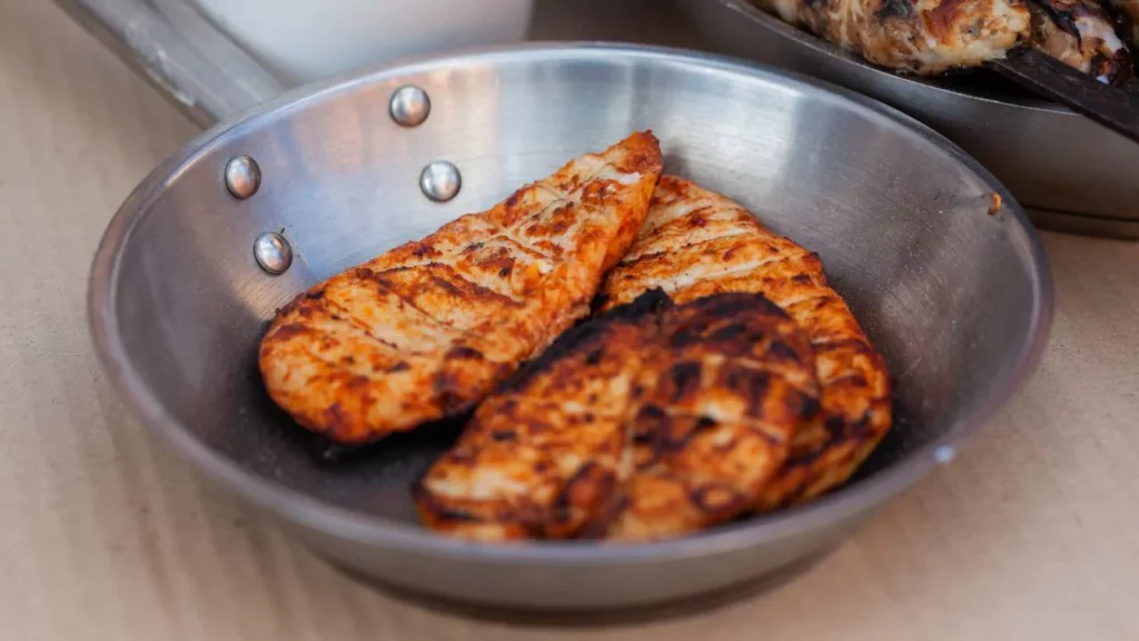 Pechuga de pollo Cinco alimentos que aportan más proteínas que el huevo, según expertos