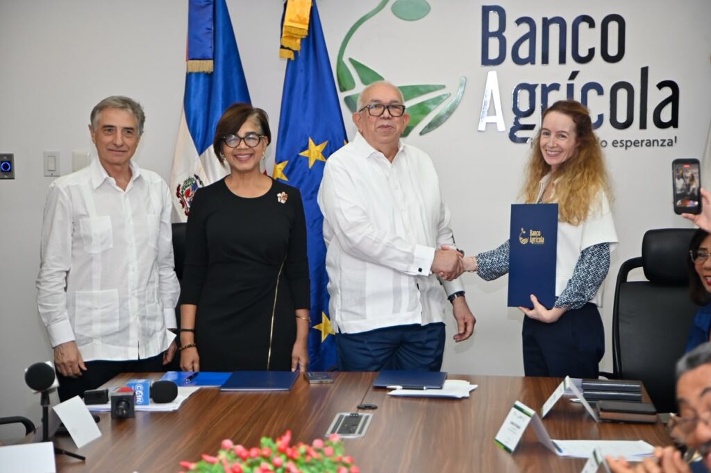 Raun Fuente Milani Olaya Dotel Fernando Duran y Virginie Diaz Pedregal Gobierno y Agencia Francesa fortalecerán sostenibilidad del sistema alimenticio de RD