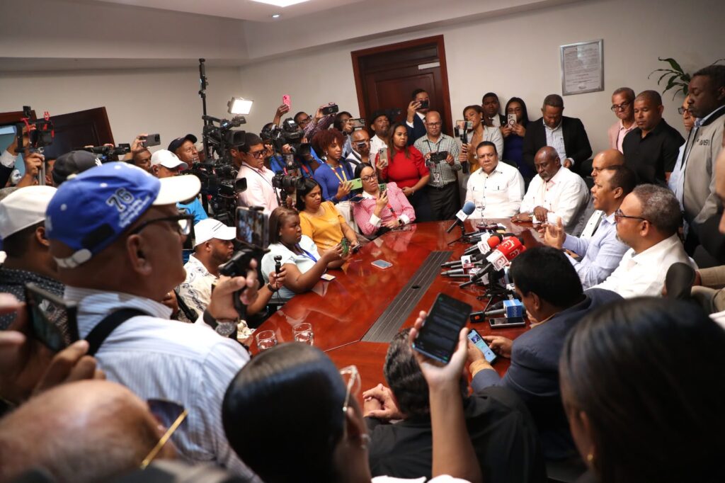 Transportistas respaldan al Intrant y ratifican no habrá aumento del pasaje 4 Representantes del Grupo G 12 y Milton Morrison Transportistas respaldan al Intrant y ratifican no habrá aumento del pasaje