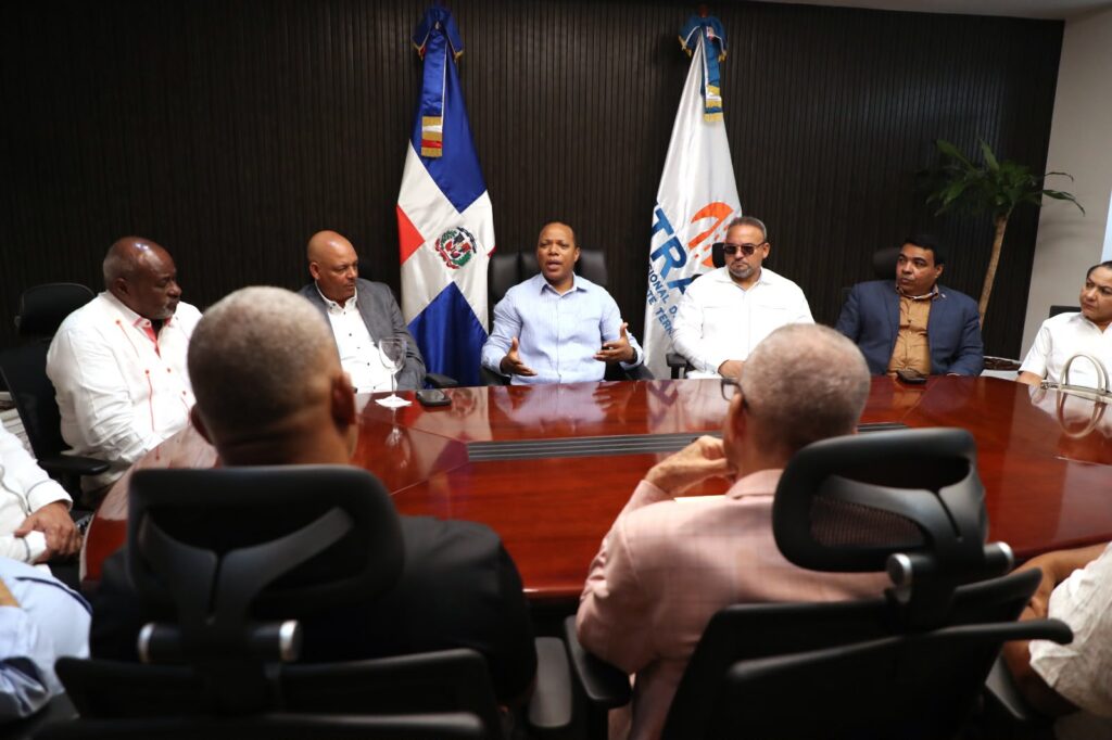 Transportistas respaldan al Intrant y ratifican no habrá aumento del pasaje 5 Reynaldo Perez Sanchez y Milton Morrison Transportistas respaldan al Intrant y ratifican no habrá aumento del pasaje