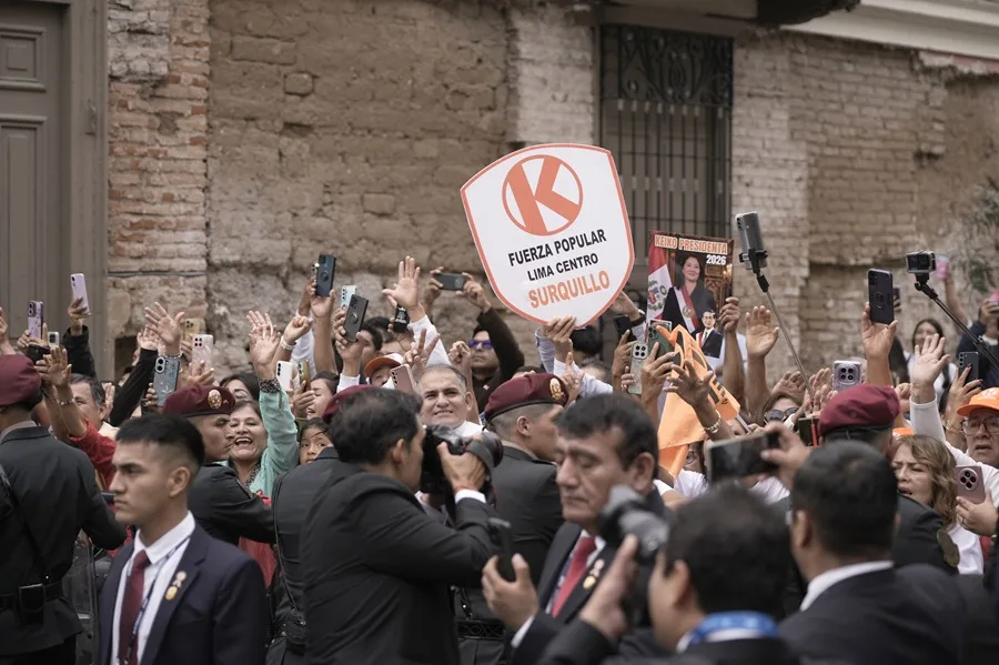 Simpatizantes de Keiko Fujimori Keiko Fujimori jura como la presidenta de Perú 2026-2031