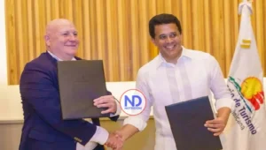 David Collado firma acuerdo con transportistas para fortalecer movilidad turística en el país