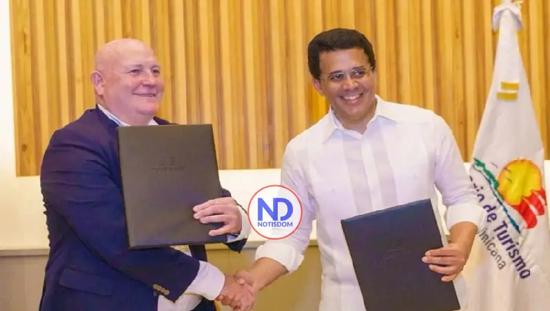 David Collado firma acuerdo con transportistas para fortalecer movilidad turística en el país