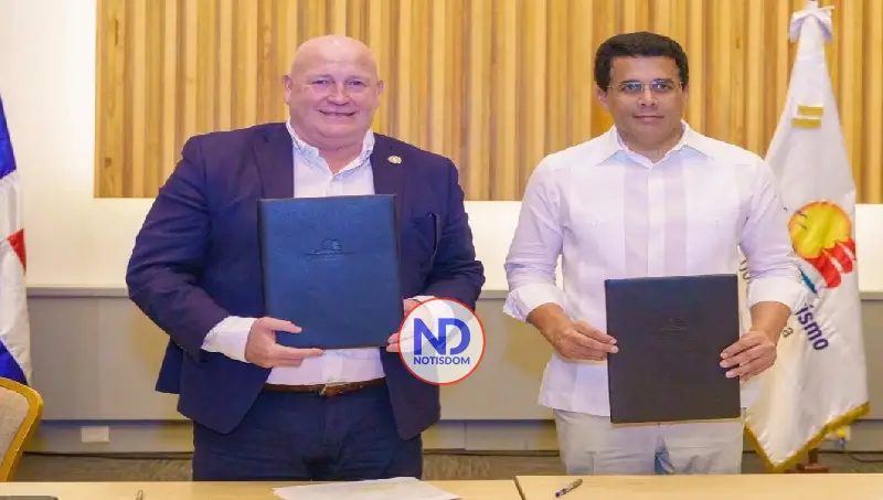 David Collado firma acuerdo con transportistas para fortalecer movilidad turística en el país