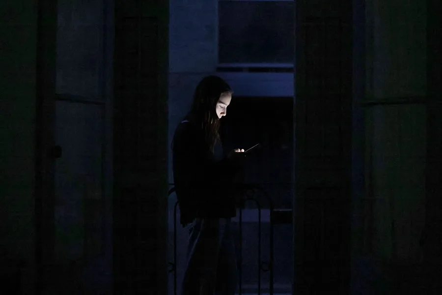 Cuando la IA te pide matrimonio: relaciones románticas y los riesgos a la privacidad 4 Un joven consulta su telefono movil Cuando la IA te pide matrimonio: relaciones románticas y los riesgos a la privacidad