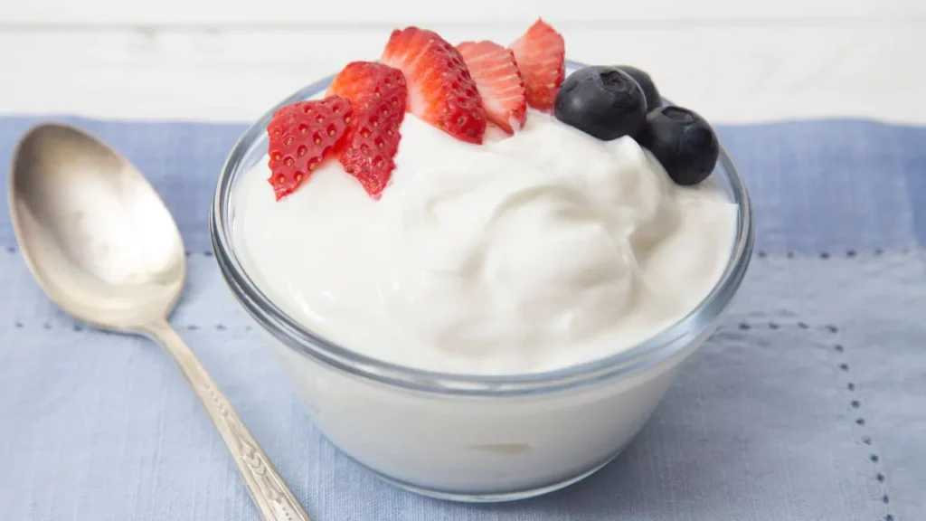 Yogur griego natural Cinco alimentos que aportan más proteínas que el huevo, según expertos