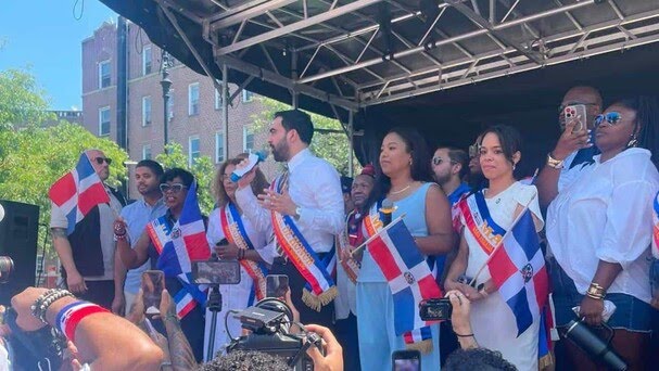 Miles participan en el desfile dominicano del Bronx, N. York 3 Zohran Mamdani 3 Miles participan en el desfile dominicano del Bronx, N. York