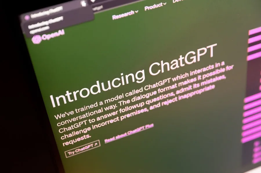 computadora con la portada de ChatGPT Medios de EE.UU. solicitan a un tribunal sancionar a OpenAI por derechos de autor