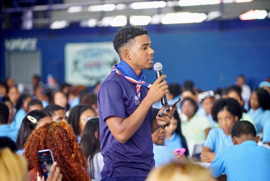 Abinader escucha inquietudes estudiantes de Samaná y anuncia acciones para fortalecer educación 4 estudiantes de Samana 1 Abinader escucha inquietudes estudiantes de Samaná y anuncia acciones para fortalecer educación