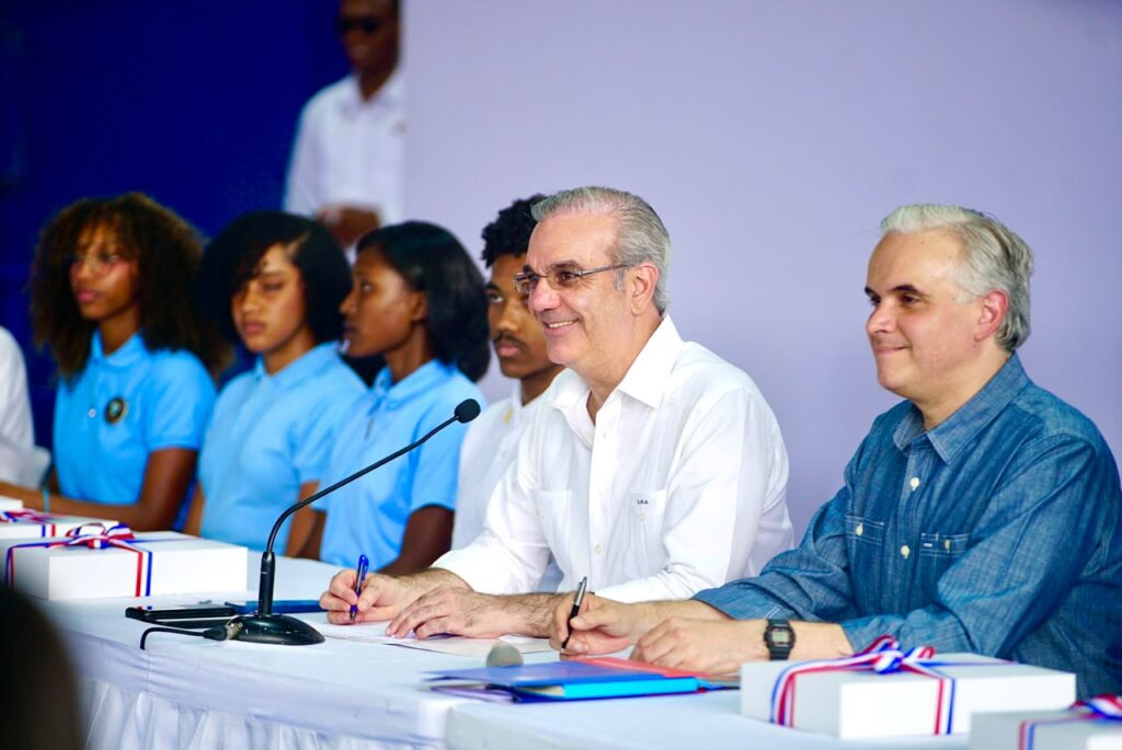Abinader escucha inquietudes estudiantes de Samaná y anuncia acciones para fortalecer educación 5 estudiantes de Samana 2 Abinader escucha inquietudes estudiantes de Samaná y anuncia acciones para fortalecer educación