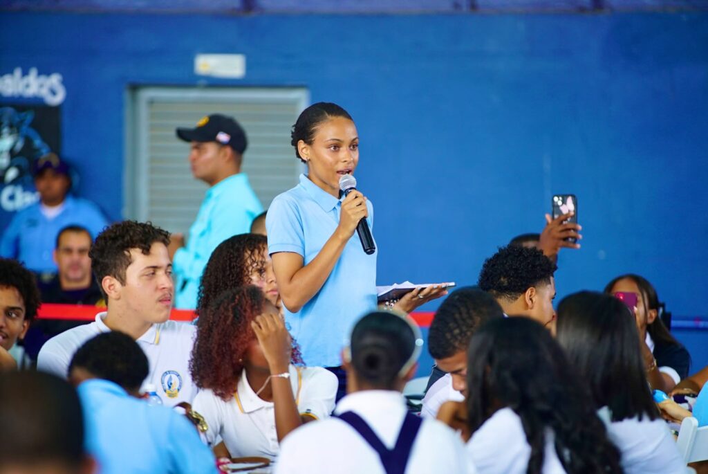 Abinader escucha inquietudes estudiantes de Samaná y anuncia acciones para fortalecer educación 6 estudiantes de Samana 3 Abinader escucha inquietudes estudiantes de Samaná y anuncia acciones para fortalecer educación