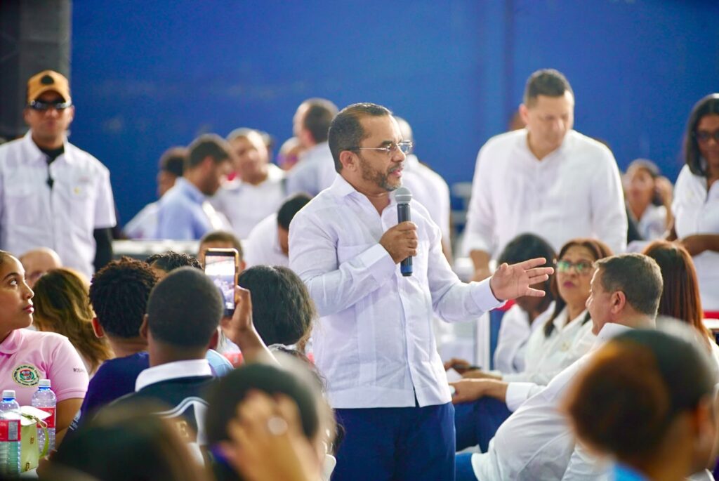 Abinader escucha inquietudes estudiantes de Samaná y anuncia acciones para fortalecer educación 7 estudiantes de Samana 4 Abinader escucha inquietudes estudiantes de Samaná y anuncia acciones para fortalecer educación