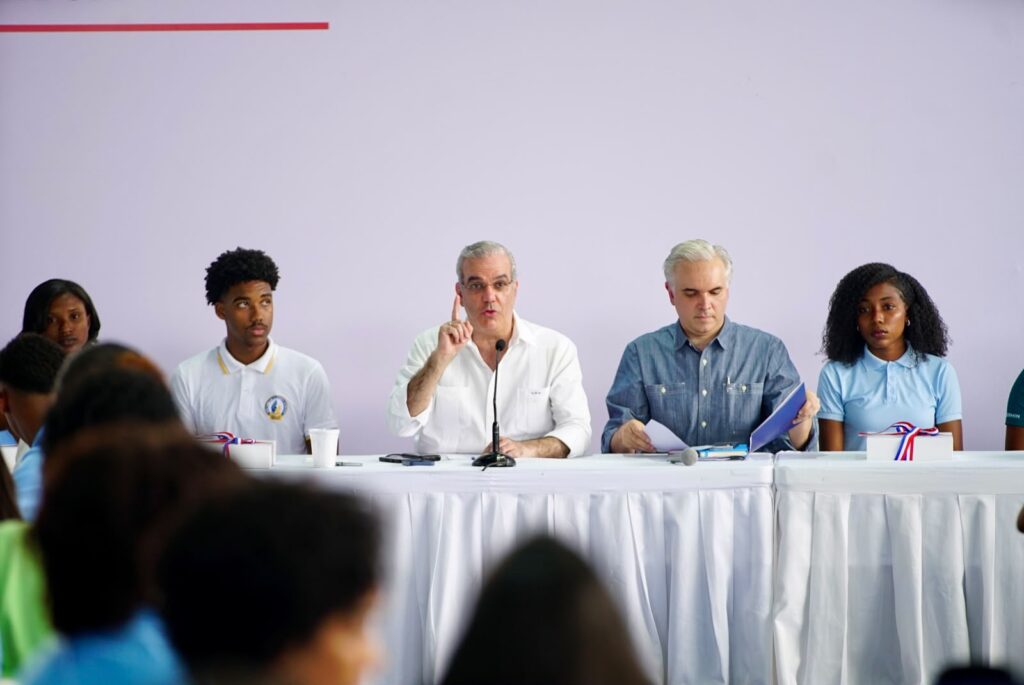 Abinader escucha inquietudes estudiantes de Samaná y anuncia acciones para fortalecer educación 8 estudiantes de Samana 5 Abinader escucha inquietudes estudiantes de Samaná y anuncia acciones para fortalecer educación