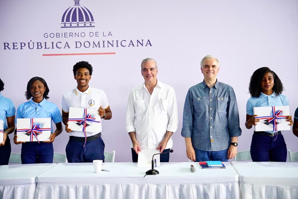 Abinader escucha inquietudes estudiantes de Samaná y anuncia acciones para fortalecer educación 9 estudiantes de Samana 6 Abinader escucha inquietudes estudiantes de Samaná y anuncia acciones para fortalecer educación