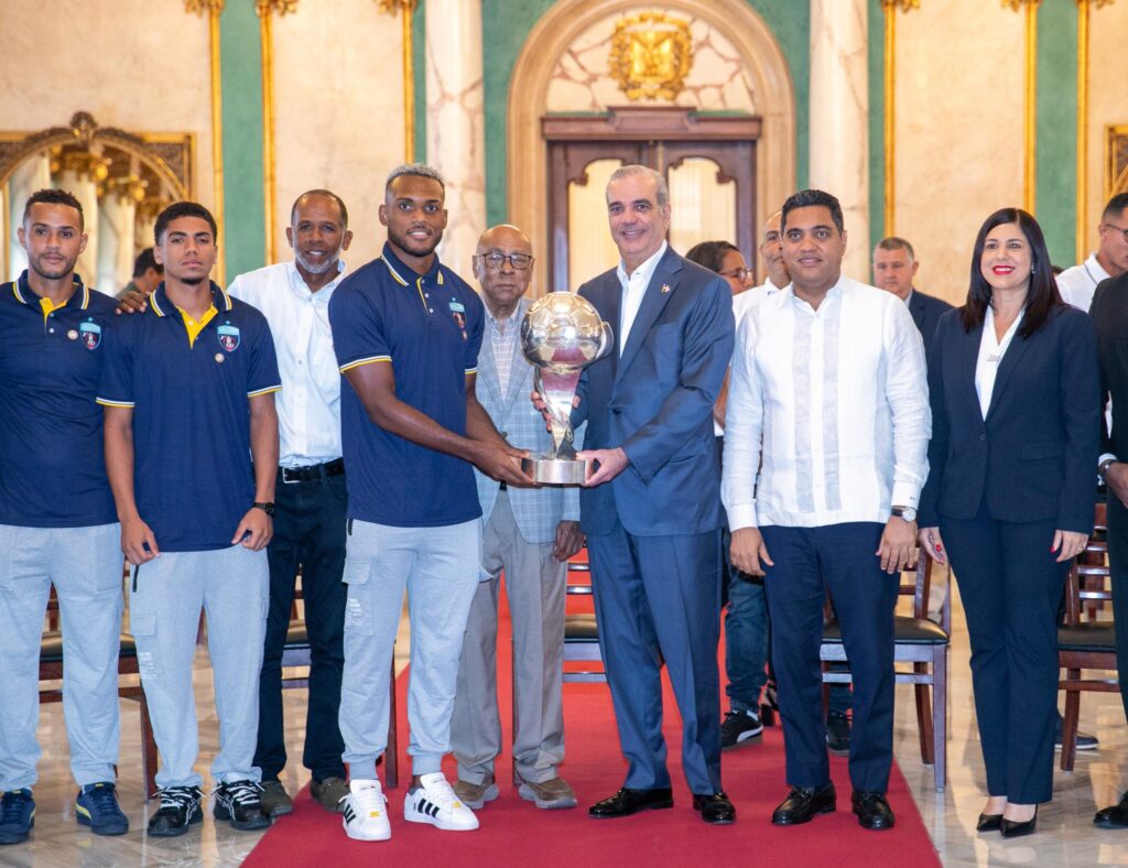 luis abinader Salcedo Futbol Club 2 Abinader recibe en Palacio Nacional al Salcedo Fútbol Club tras ganar el campeonato nacional de la LDF