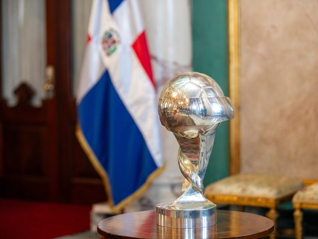 luis abinader Salcedo Futbol Club 3 Abinader recibe en Palacio Nacional al Salcedo Fútbol Club tras ganar el campeonato nacional de la LDF