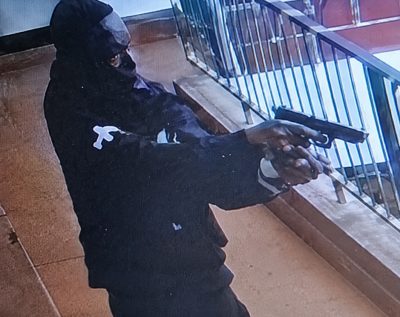 AGRESOR PN persigue activamente a un hombre baleó mujer en plaza