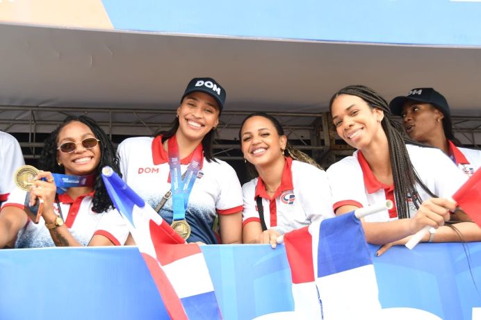 Miles de dominicanos vitorean a los medallistas de los JCC 2026 3 Atletas en la caravan Miles de dominicanos vitorean a los medallistas de los JCC 2026
