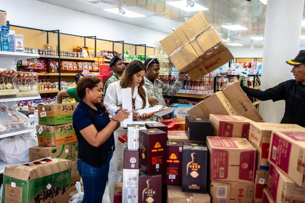 Incautan 119 mil mercancías en establecimiento comercial chino 3 CECCOM DIGEMAPS Y MIGRACION Incautan 119 mil mercancías en establecimiento comercial chino