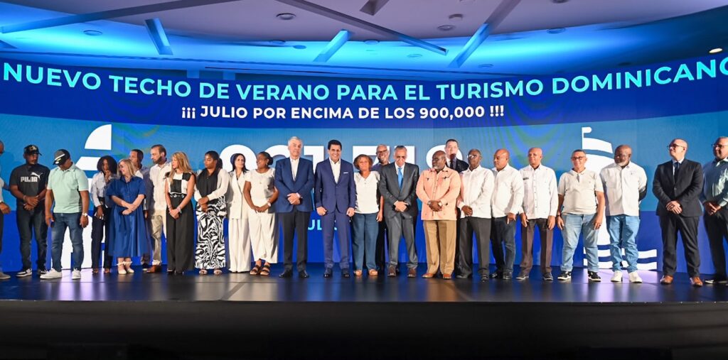 RD supera los 7.7 millones de visitantes entre enero y julio, asegura David Collado 3 David Collado y otros RD supera los 7.7 millones de visitantes entre enero y julio, asegura David Collado