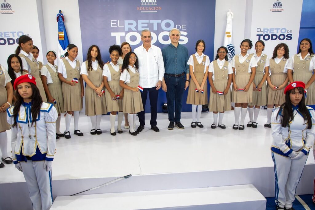 EL RETO DE TODOS Presidente Abinader inaugura techado de politécnico que beneficiará a más de 600 estudiantes en La Vega