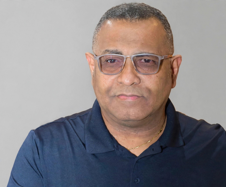 En NY merecemos un buen cónsul, no un «cohete explotao» 3 El autor es periodista jefe de redaccion de Almomento.net . Reside en Nueva York 1 En NY merecemos un buen cónsul, no un «cohete explotao»